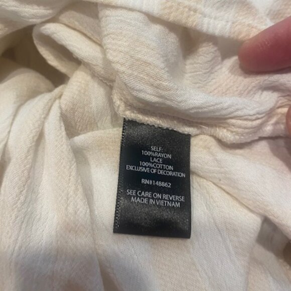 Torrid Women's White Tan Striped Crochet trim Flutter Sleeve top size 2/ 18-20 - Picture 6 of 7